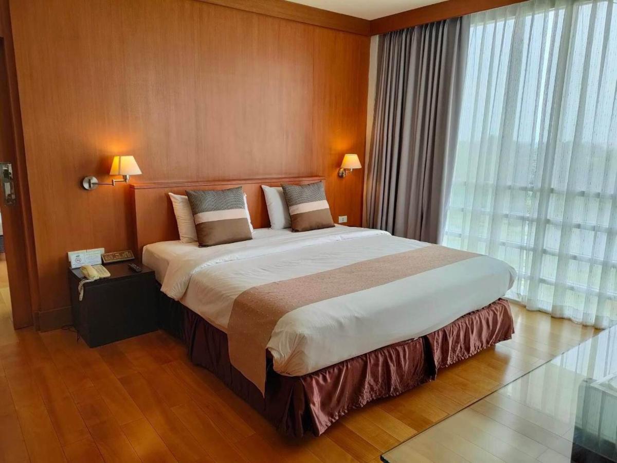 Uniland Golf & Resort Nakhon Pathom Eksteriør bilde