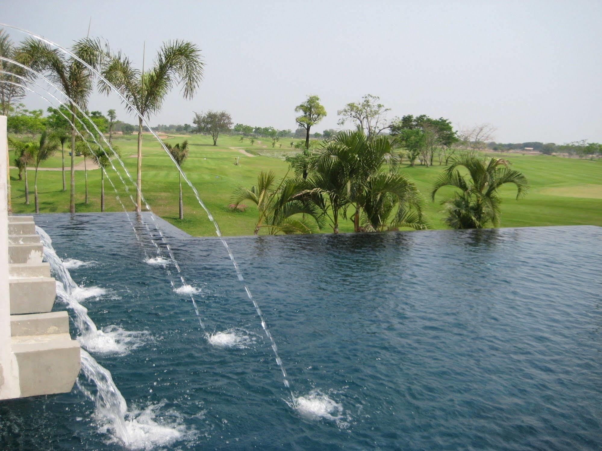 Uniland Golf & Resort Nakhon Pathom Eksteriør bilde