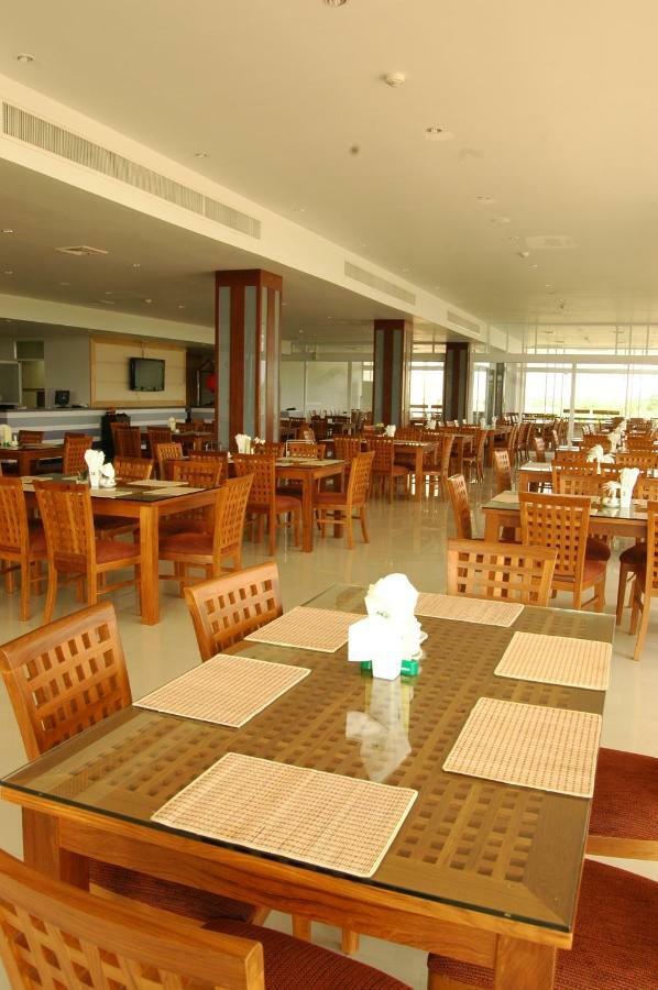 Uniland Golf & Resort Nakhon Pathom Eksteriør bilde